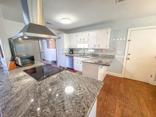 Saltwater Escape - Near NAS, Beach & Downtown