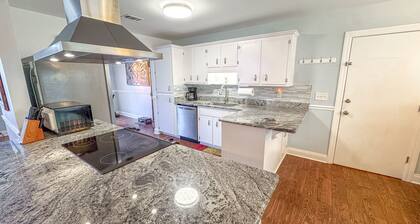 Saltwater Escape - Near NAS, Beach & Downtown
