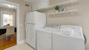 Interior - Perfect 1-bedroom apartment with AC in charming Durham (Durham)