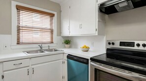 Private kitchen - Perfect 1-bedroom apartment with AC in charming Durham (Durham)