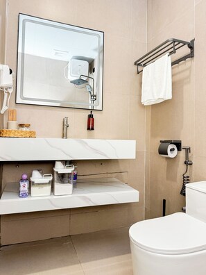 Bathroom - Stylish 1BR Masaki • AC • Near Beach & Cafés (Dar es Salaam)