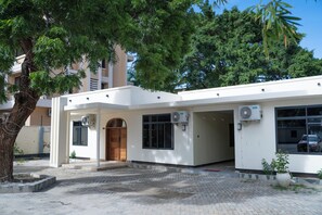 Exterior - Stylish 1BR Masaki • AC • Near Beach & Cafés (Dar es Salaam)