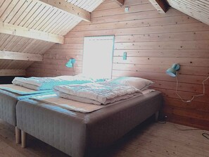 2 bedrooms, iron/ironing board, free WiFi, wheelchair access