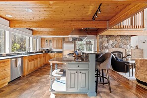 Microwave, oven, stovetop, dishwasher - Peaceful Cape Porpoise Retreat + Apartment | POOL&HOT TUB | FIREPIT | GARDENS (Kennebunkport)