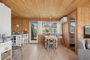 Dining - The Good Life in authentic holiday home charm (Hadsund)