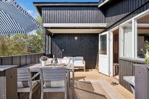 Outdoor dining - The Good Life in authentic holiday home charm (Hadsund)