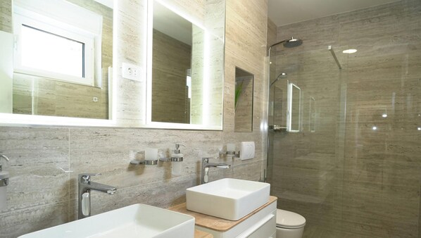 A modern bathroom with two sinks, a shower, and a large mirror. - Primosten Hills South - Adriatic Heights Villa (Primošten)
