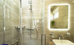 Shower, hair dryer, towels - Primosten Hills South - Adriatic Heights Villa (Primošten)
