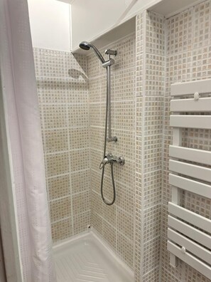 Shower, hair dryer, towels, soap - Cœur du Vieil Antibes: Charming pied-à-terre 2 minutes from the beach (Antibes)