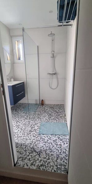 Dusche, Haartrockner, Handtücher