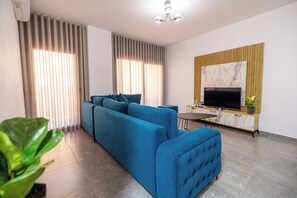 Deluxe-Apartment, Balkon | Wohnbereich