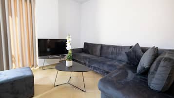 Deluxe Apartment, 1 Bedroom, Balcony | Living area