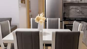 Deluxe Apartment, Balcony, Mountain View | Dining
