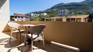 Deluxe Apartment, 1 Bedroom, Balcony | Outdoor dining