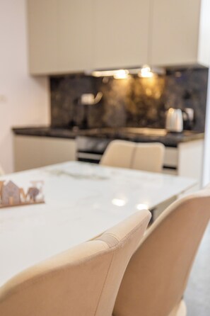 Refrigerador con freezer, microondas, horno, placa de cocina