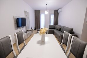 Deluxe appartement, balkon, uitzicht op bergen | Woonruimte