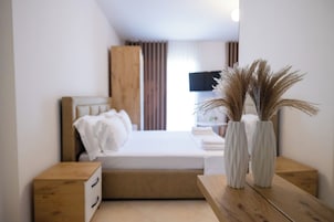 Cortinas opacas, sistema de insonorización, wifi gratis