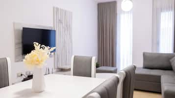 Deluxe Apartment, Balcony, Garden View | Living area