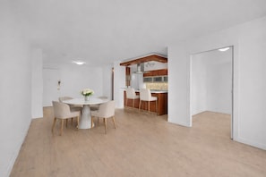 Dining - 2- bedroom hotel in marvelous New York with AC comfort (New York)