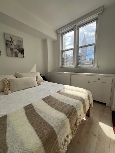 Bright, modern, cozy, 2-bedroom apt,Manhattan skyline views, calm neutral design