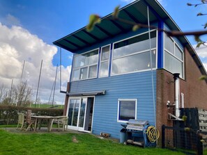 Bungalow, 3 habitaciones, balcón, vista al jardín | Restaurante al aire libre