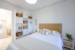 3 habitaciones, escritorio, tabla de planchar con plancha y internet 