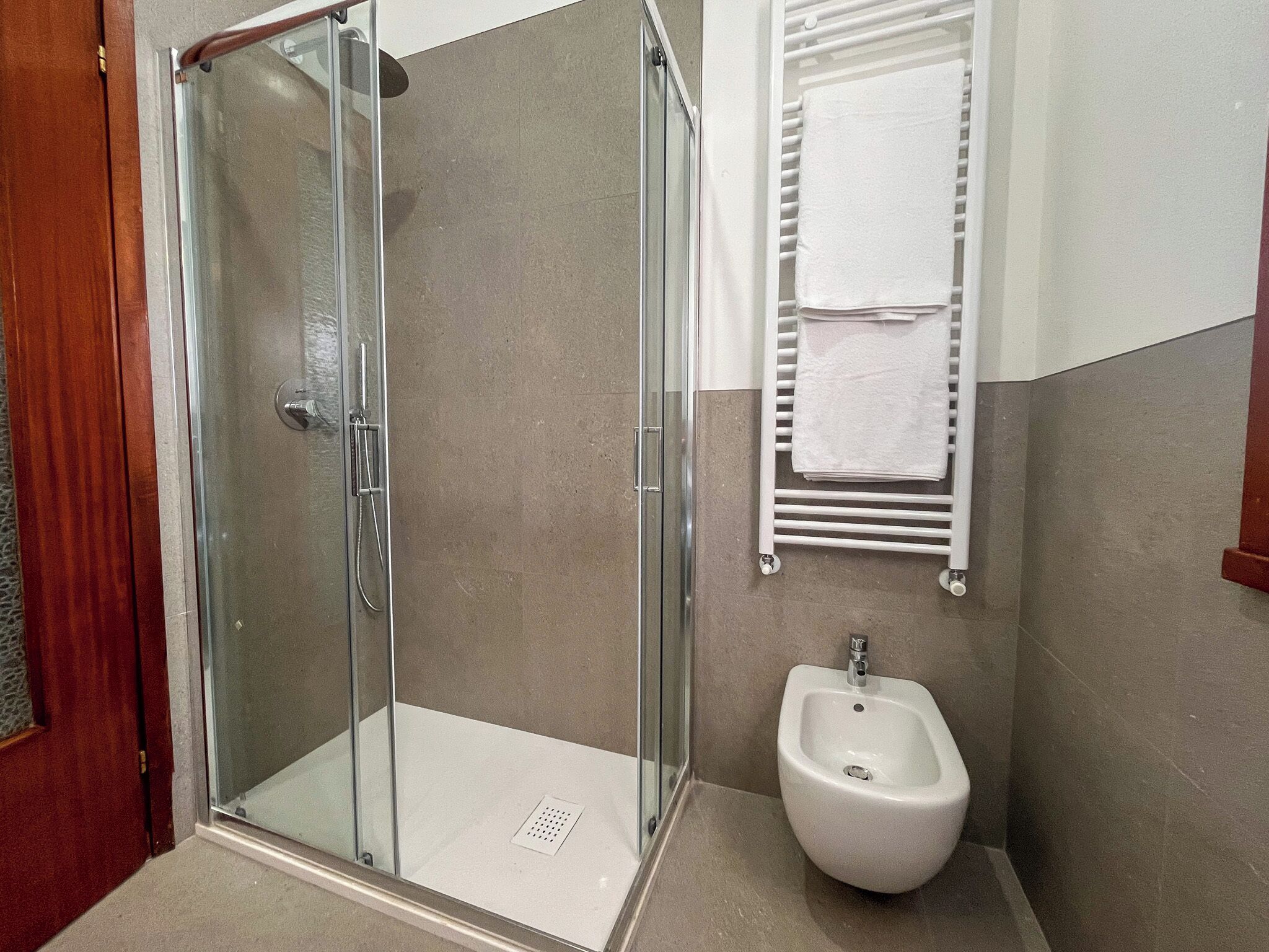 Douche, sèche-cheveux, bidet, serviettes fournies