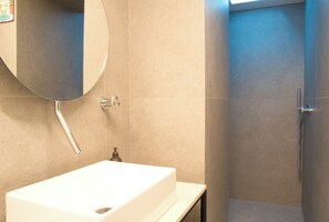 Douche, sèche-cheveux, bidet, serviettes fournies