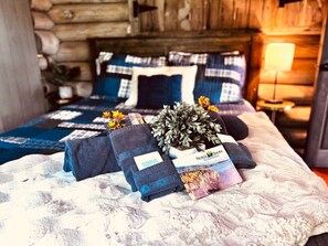 5 bedrooms, iron/ironing board, WiFi, bed sheets - Beautiful Secluded Lake Front Retreat | 100 yr old Log Lodge | Dog-Kid Friendly (Duluth)