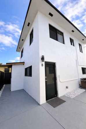 Exterior - Luxury 2BR Miami Retreat |King Suite |Free Parking (Miami)