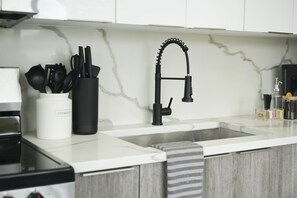 Fridge, microwave, oven, coffee/tea maker - Luxury 1 King BR Retreat near Calle Ocho (Miami)