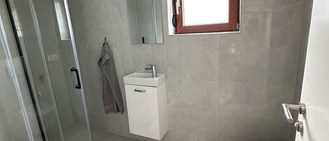Douche, serviettes fournies, savon, shampoing