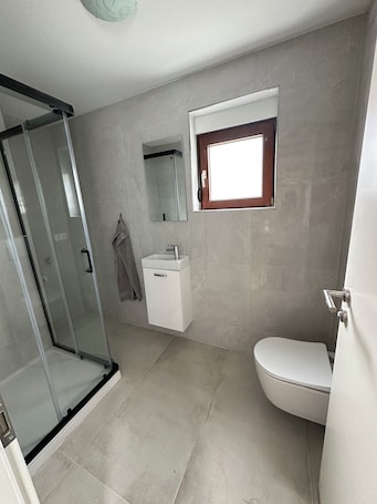 Shower, towels, soap, shampoo. Sinsheim Stay & Relax