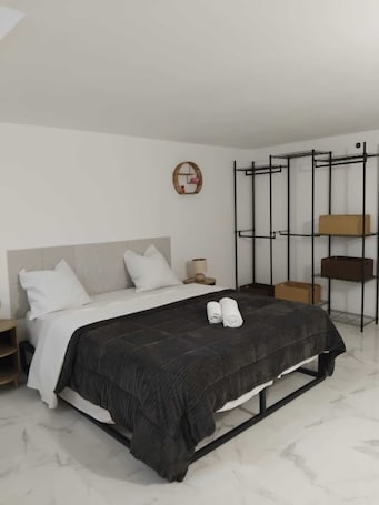5 bedrooms, WiFi, bed sheets. Very pretty 5-bedroom outbuilding near the center of Saint-Priest