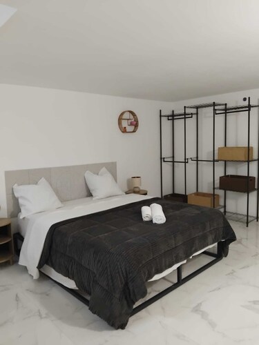 Very pretty 5-bedroom outbuilding near the center of Saint-Priest