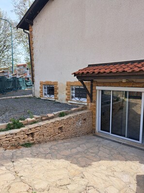 Exterior detail - Very pretty 5-bedroom outbuilding near the center of Saint-Priest (Saint-Priest)