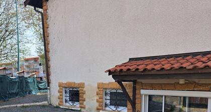 TrĂšs jolie dĂ©pendance de 5 chambres prĂȘt du centre de Saint-Priest