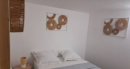 TrĂšs jolie dĂ©pendance de 5 chambres prĂȘt du centre de Saint-Priest