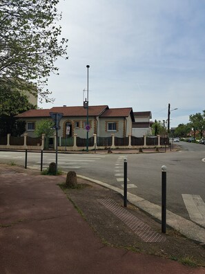 Miscellaneous - Very pretty 5-bedroom outbuilding near the center of Saint-Priest (Saint-Priest)