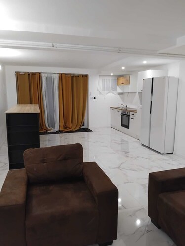 Very pretty 5-bedroom outbuilding near the center of Saint-Priest