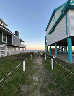 Property grounds - Marvelous 3-bedroom beach house in Karankawa Beach on the West end of Galveston (Galveston)