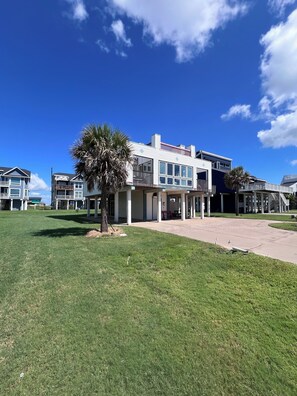Exterior - Marvelous 3-bedroom beach house in Karankawa Beach on the West end of Galveston (Galveston)