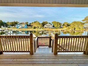 Eine Holterrasse mit Blick auf eine Marina und Häuser im Hintergrund.