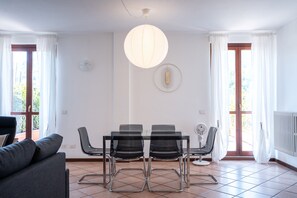 Dining - Sunny Apartment with Terrace (Bellagio)