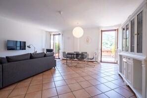 Smart TV - Sunny Apartment with Terrace (Bellagio)