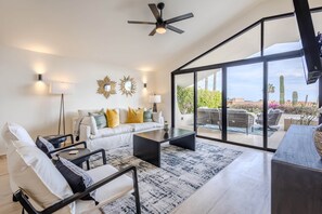 TV, stereo - Pedregal Villa w Pool Jacuzzi Pizza Oven Walk to Beach (Cabo San Lucas)