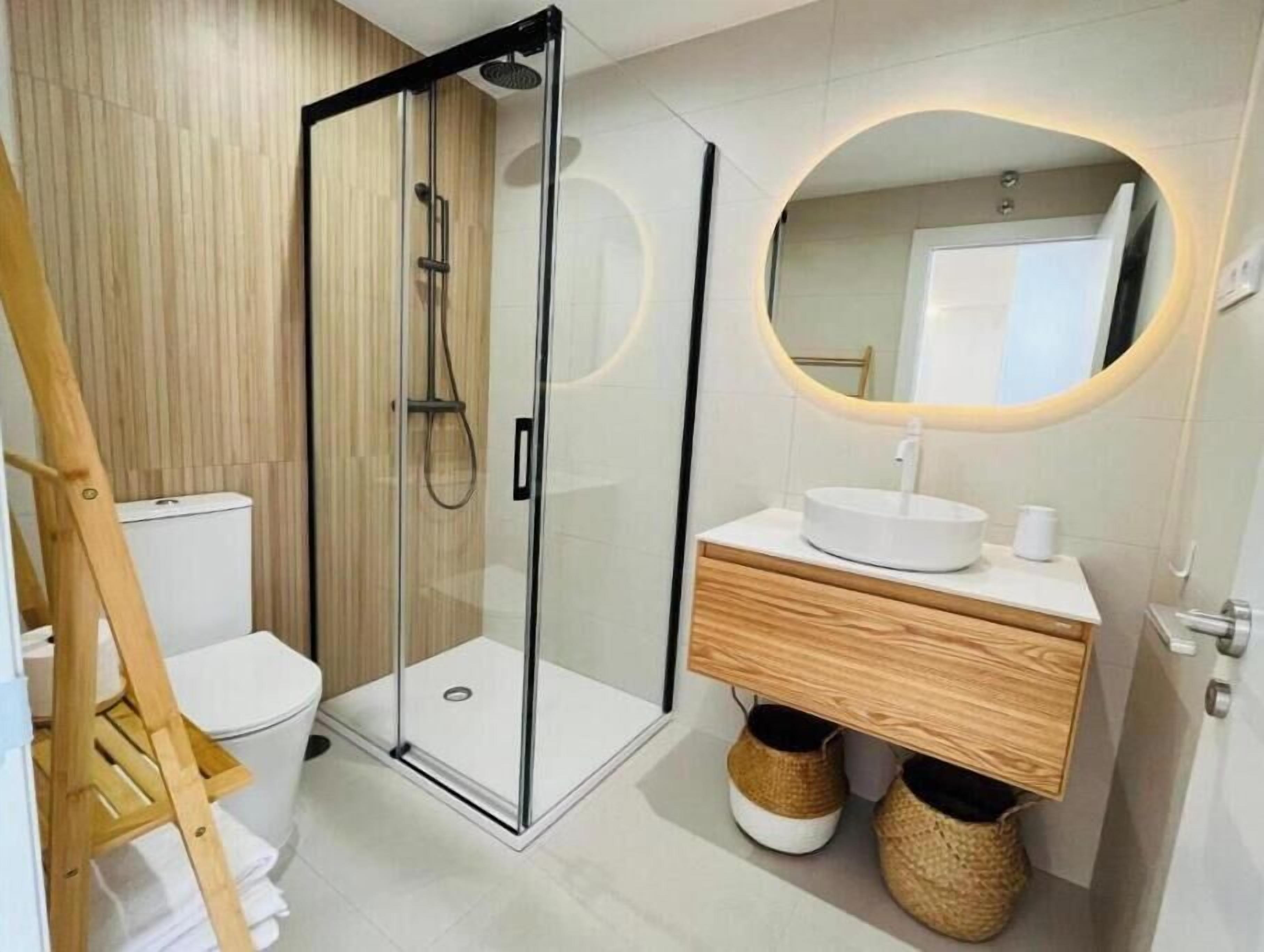Douche, sèche-cheveux, serviettes fournies, papier toilette