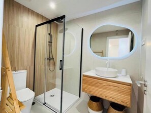 Douche, sèche-cheveux, serviettes fournies, papier toilette
