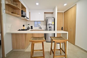 Refrigerador, microondas, parrilla de estufa y cafetera y tetera 