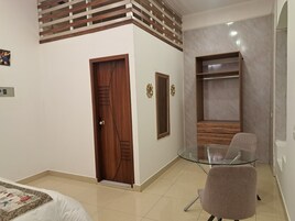 Cubrecamas, caja de seguridad en la habitación y escritorio